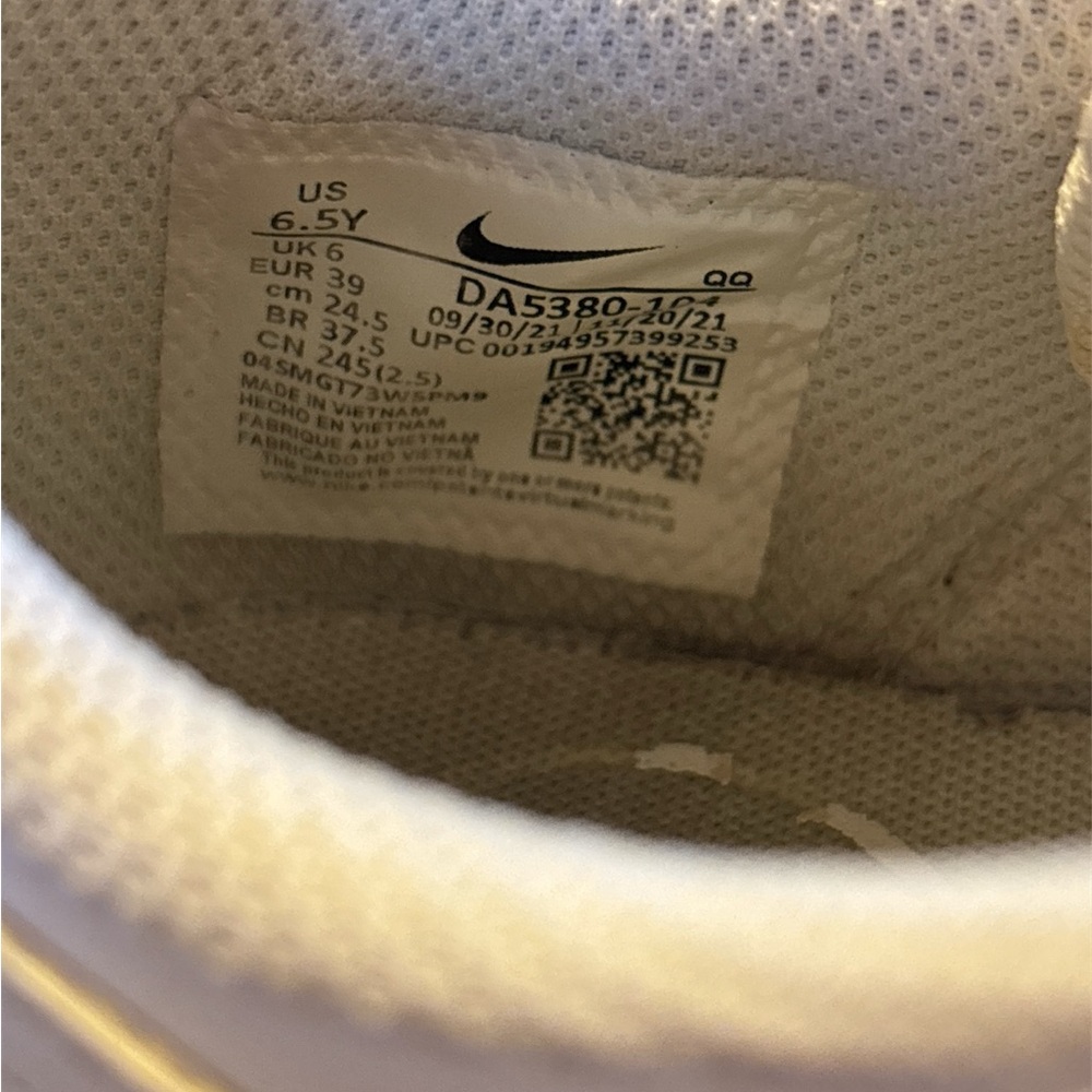 Nike White Sneakers Classic Minimalist Design - Picture 7 of 7